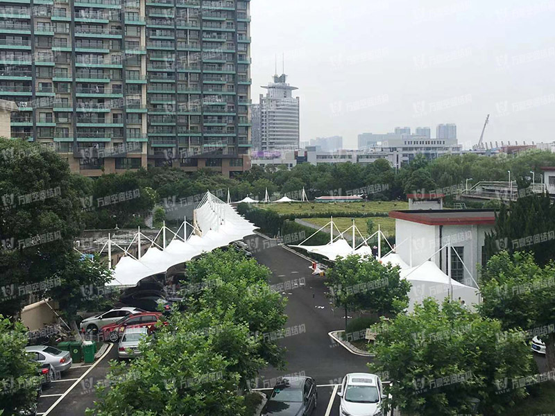 張拉膜車棚造價和哪些因素有關？降低張拉膜車棚造價的方法有哪些？