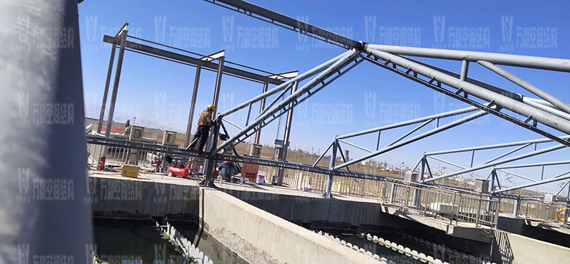 格爾木工業園昆侖工業區工業污水廠污水池保溫膜結構工程位于海西蒙古族藏族自治州格爾木市，此項目是國內首個ETFE膜結構污水池加蓋工程。   該工程主要建設格爾木工業園昆侖工業區工業污水處理廠首期2.5萬立方米/天工程二沉池、水解酸化池和預沉池池體保溫膜結構安裝。項目用鋼量230噸，膜結構展開面積5000平米。    目前，預沉池和酸化水解池鋼結構已完成，油漆已完成。二沉池基柱加焊，鋼架焊接中。    期待整個工程的完工，來領略它別致的風采。