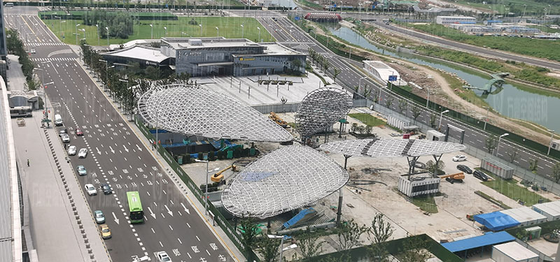 滬通鐵路張家港站地方配套工程站前西側旅客集散區蝴蝶造型天幕工程4片翅膀全部吊裝結束