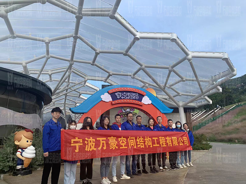 萬豪空間結構員工到臺州大板橋ETFE氣枕天幕項目、溫州鐵定溜溜樂園ETFE天幕及PTFE景觀傘膜結構工項目學習交流