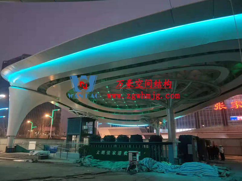 張家港高鐵站前復雜結構“蝴蝶再現”即將圓滿竣工