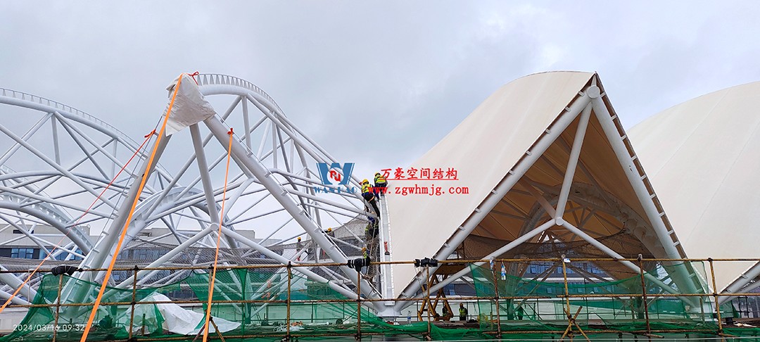 海南醫(yī)學院第一附屬醫(yī)院江東新院區(qū)連廊天幕順利完工 海南醫(yī)學院第一附屬醫(yī)院江東新院區(qū)連廊天幕順利完工