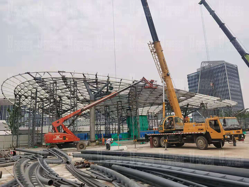 滬通鐵路張家港站地方配套工程站前西側旅客集散區蝴蝶造型天幕工程左大翅膀吊裝完成